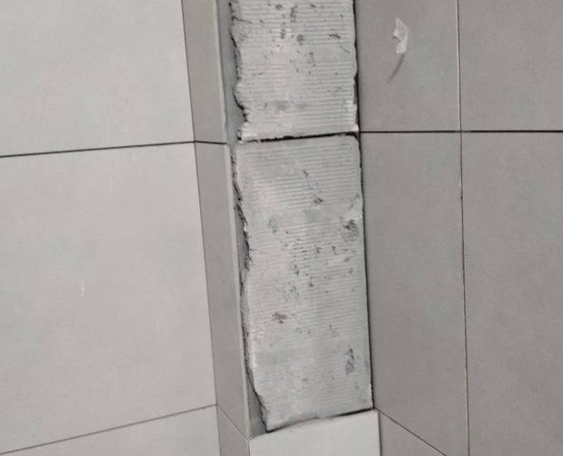 绵阳瓷砖空鼓维修公司分享下瓷砖施工前基层浇水润湿程度不足，可能导致以下问题